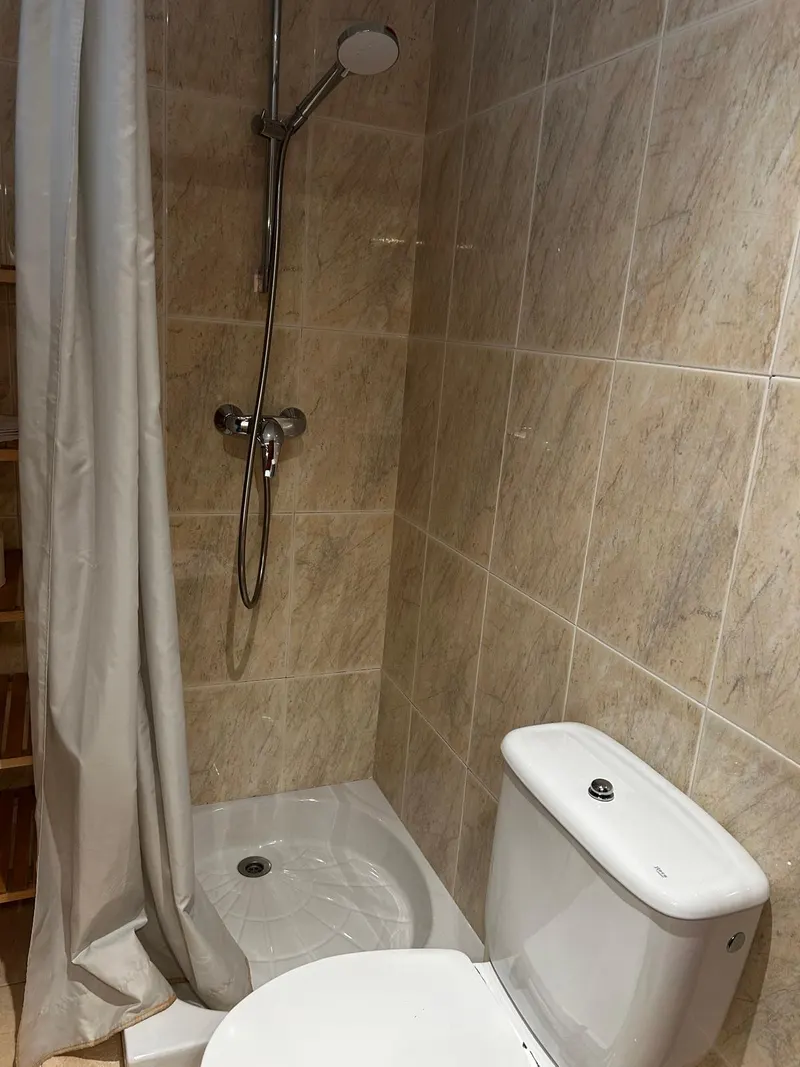 Entrance bathroom: shower with beige tiles