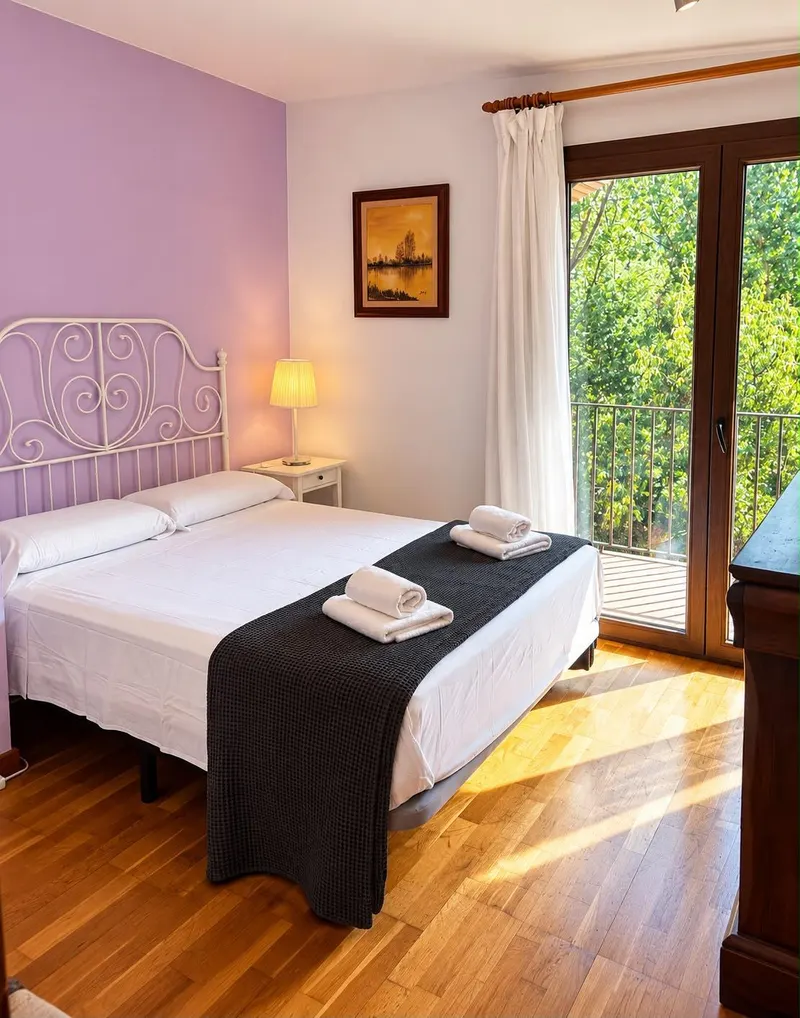 Pink double bedroom, with a double bed and access to the terrace