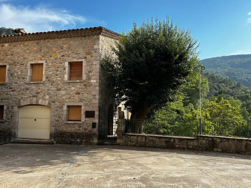 Can Martinot’s façade seen from Albanyà’s square